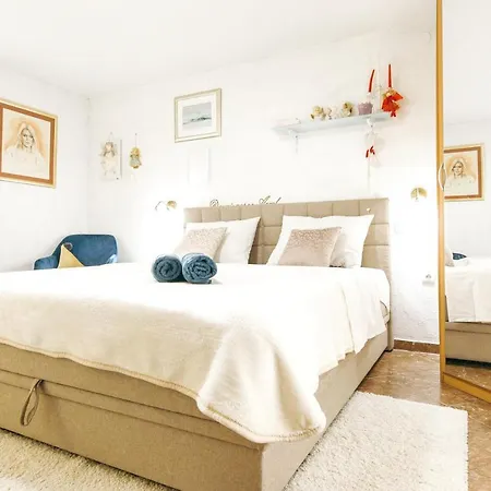 Modern In The Heart Of With Private Garden Appartement