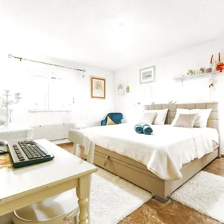 Modern In The Heart Of With Private Garden Split