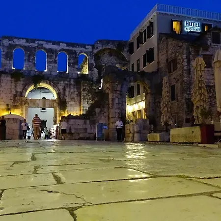 Modern In The Heart Of With Private Garden Apartment