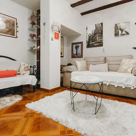 Modern In The Heart Of With Private Garden شقة سبليت