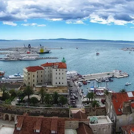 Modern In The Heart Of With Private Garden شقة سبليت